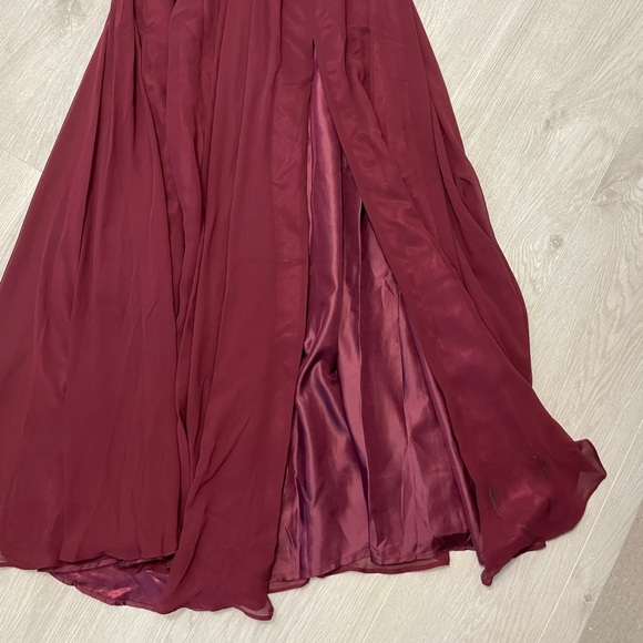 Burgundy gown with leg slit - Picture 2 of 5